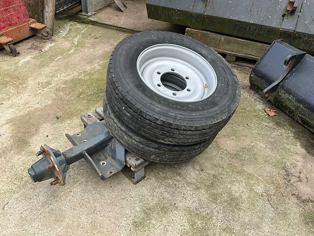 Nieuwe as met set wiel en banden - afbeelding 1 van  7