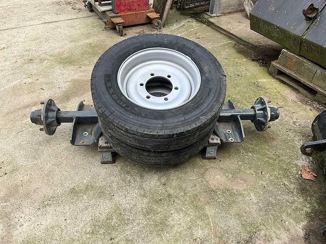 Nieuwe as met set wiel en banden - afbeelding 2 van  7