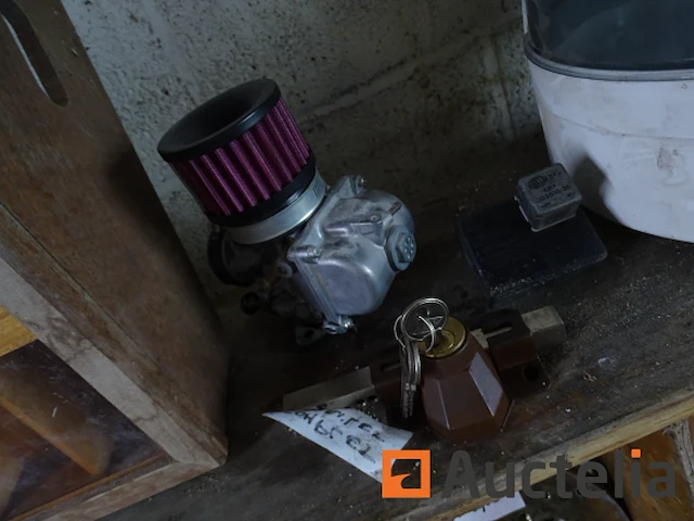 Nieuwe carburateur, gekleurde potten, polyfilla, cups, veiligheidsslot - afbeelding 7 van  13