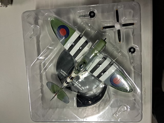 Nieuwe metalen vliegtuig - afbeelding 1 van  2