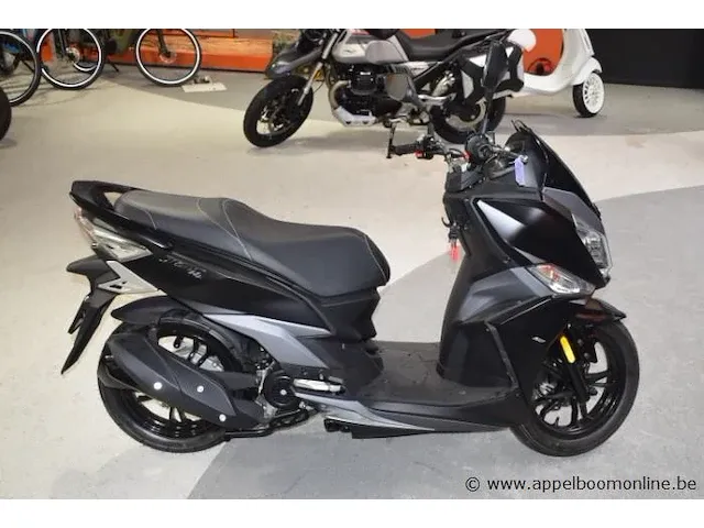 Nieuwe scooter sym jet 14 25, chassisnr lxmxca102pxb20533, 49cm³, 2kw, met gelijkvormigheidsattest, 2 sleutels - afbeelding 2 van  7
