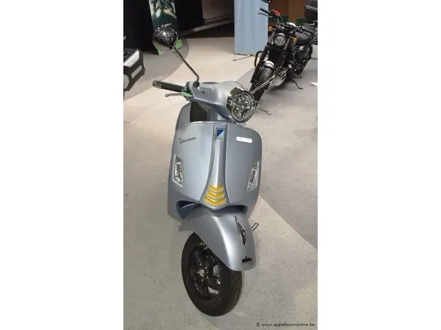 Nieuwe scooter vespa gts 125, zonder documenten, 1sleutel - afbeelding 2 van  7