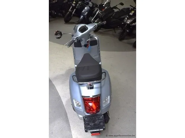 Nieuwe scooter vespa gts 125, zonder documenten, 1sleutel - afbeelding 4 van  7