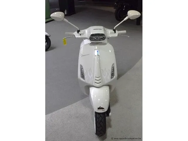 Nieuwe scooter vespa sprint 125 editie justin bieber, zonder documenten, zonder sleutel - afbeelding 2 van  8