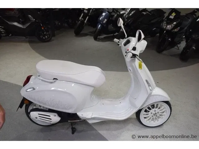 Nieuwe scooter vespa sprint 125 editie justin bieber, zonder documenten, zonder sleutel - afbeelding 3 van  8