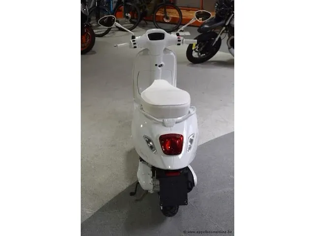 Nieuwe scooter vespa sprint 125 editie justin bieber, zonder documenten, zonder sleutel - afbeelding 4 van  8