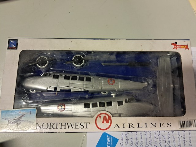 Nieuwe vliegtuigbouwdozen 2 stuks - afbeelding 1 van  2