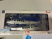 Nieuwe vliegtuigbouwdozen 2 stuks - afbeelding 1 van  2