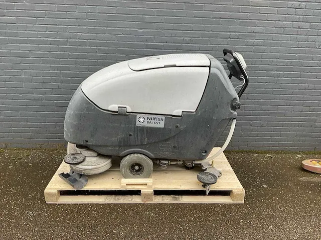 Nilfisk ba 651 zelfrijdende veegmachine - afbeelding 1 van  8