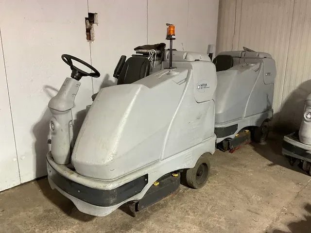 Nilfisk br1100s veegmachine (2x) - afbeelding 1 van  10