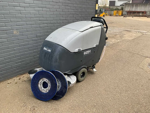 Nilfisk scrubber dryer ba 851 veegmachine - afbeelding 1 van  10