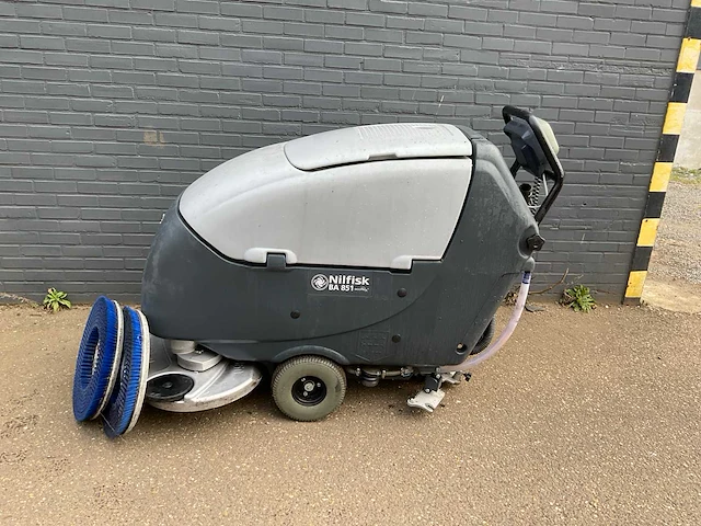 Nilfisk scrubber dryer ba 851 veegmachine - afbeelding 3 van  10