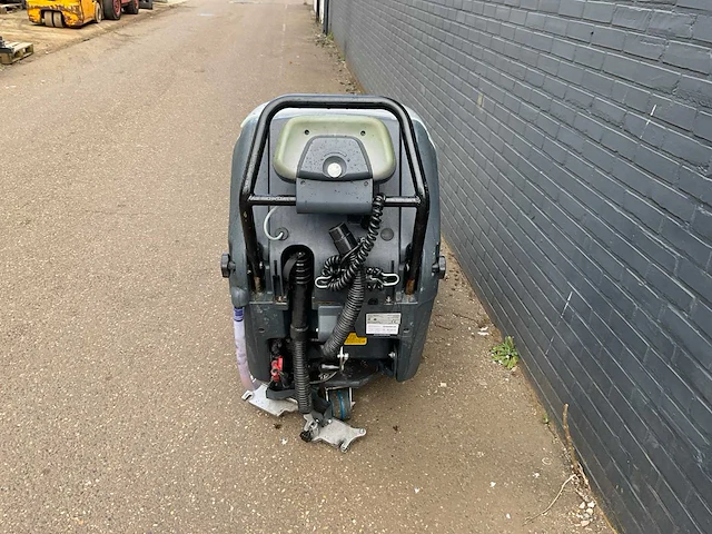 Nilfisk scrubber dryer ba 851 veegmachine - afbeelding 5 van  10