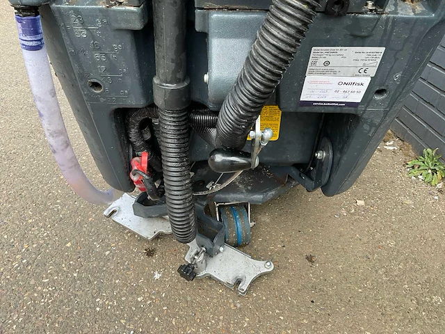 Nilfisk scrubber dryer ba 851 veegmachine - afbeelding 7 van  10