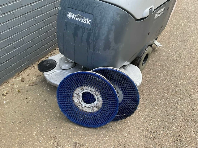 Nilfisk scrubber dryer ba 851 veegmachine - afbeelding 9 van  10