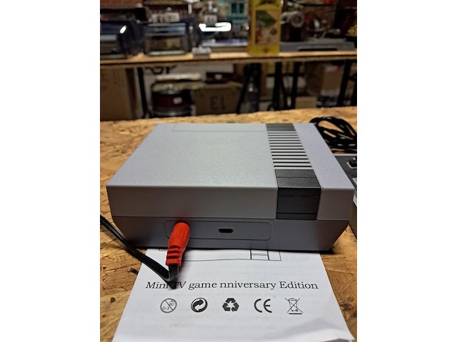 Nitendo nes + 2 controllers met ingebouwde spelletjes - afbeelding 1 van  4