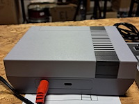 Nitendo nes + 2 controllers met ingebouwde spelletjes - afbeelding 1 van  4