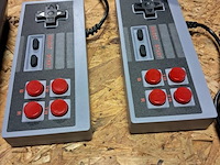 Nitendo nes + 2 controllers met ingebouwde spelletjes - afbeelding 2 van  4