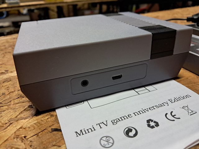 Nitendo nes + 2 controllers met ingebouwde spelletjes - afbeelding 3 van  4