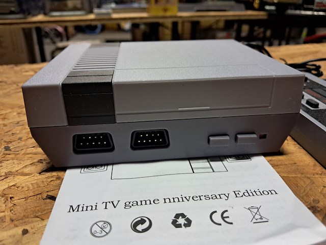 Nitendo nes + 2 controllers met ingebouwde spelletjes - afbeelding 4 van  4