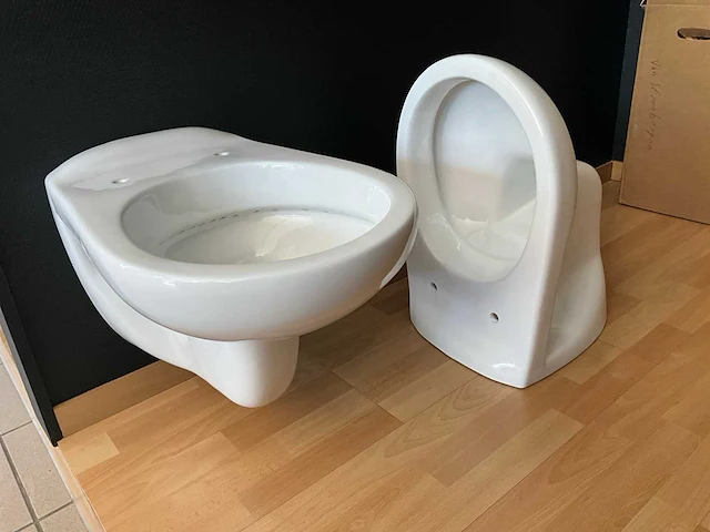 Nn hangtoilet en handenwasser (2x) - afbeelding 1 van  7
