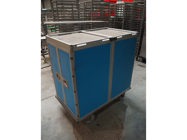 Nn isolated trolley - afbeelding 4 van  7