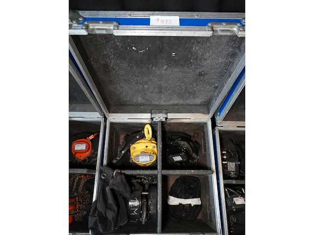 No brand mixed - 3 x hand chain hoist 10m chain / 1 ton + flightcase - afbeelding 1 van  1