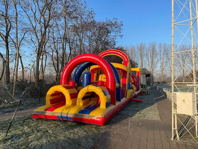 Obstakelbaan - springkasteel - afbeelding 1 van  2