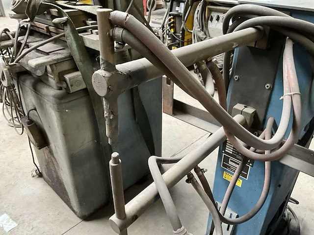 Oerlikon 3402 puntlasmachine - afbeelding 4 van  6