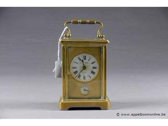 Old england - paris. pendule d''officier ou de voyage. mouvement à sonnerie. toutes faces en verre biseauté. cage en laiton. début du xxe siècle. signée sur le cadran. hauteur : 11 cm.' - afbeelding 1 van  1