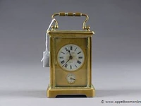 Old england - paris. pendule d''officier ou de voyage. mouvement à sonnerie. toutes faces en verre biseauté. cage en laiton. début du xxe siècle. signée sur le cadran. hauteur : 11 cm.' - afbeelding 1 van  1