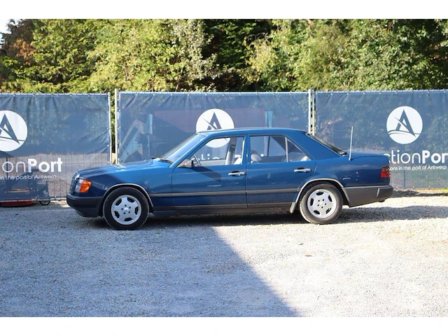Old timer mercedes-benz 250 d diesel 89pk 1985 (marge) - afbeelding 1 van  1