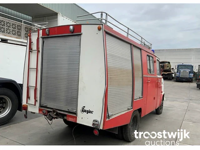 Oldtimer brandweerwagen - afbeelding 12 van  16