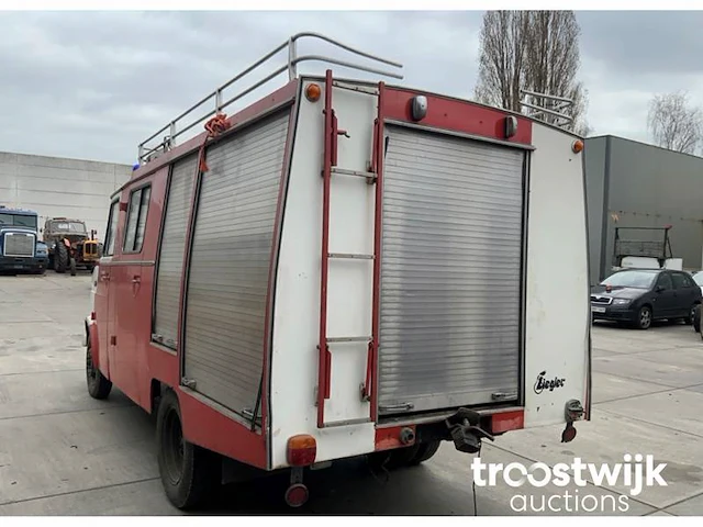 Oldtimer brandweerwagen - afbeelding 13 van  16