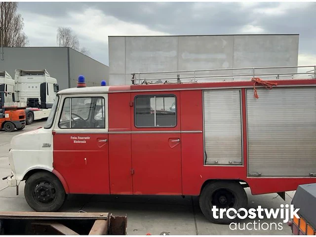 Oldtimer brandweerwagen - afbeelding 14 van  16