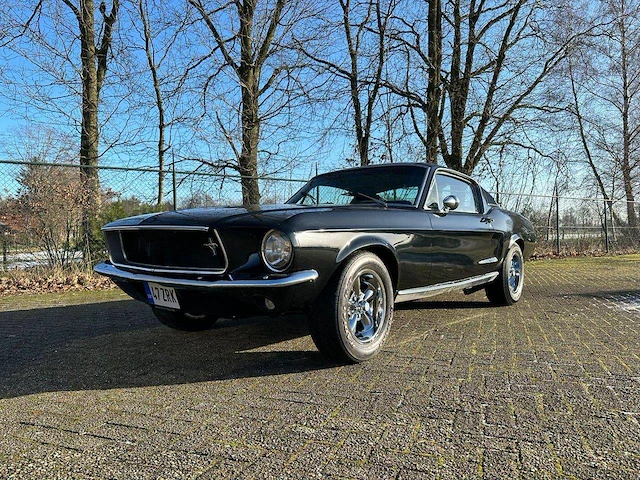 Oldtimer ford mustang fastback 1967 - afbeelding 1 van  1