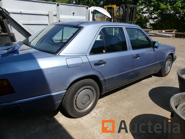 Oldtimer mercedes-benz 230 (1996-194.552 km) - afbeelding 2 van  32