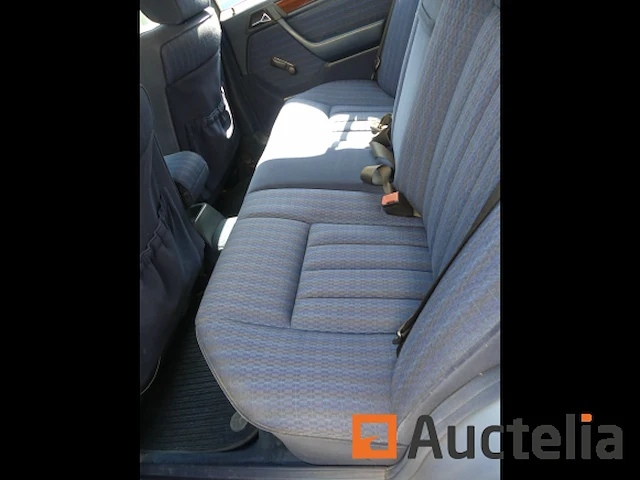 Oldtimer mercedes-benz 230 (1996-194.552 km) - afbeelding 3 van  32