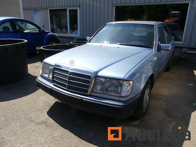 Oldtimer mercedes-benz 230 (1996-194.552 km) - afbeelding 1 van  32