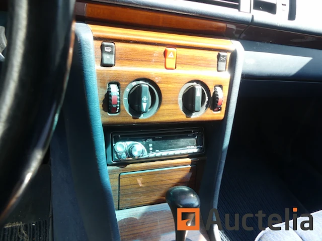 Oldtimer mercedes-benz 230 (1996-194.552 km) - afbeelding 17 van  32