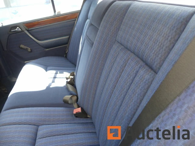 Oldtimer mercedes-benz 230 (1996-194.552 km) - afbeelding 19 van  32