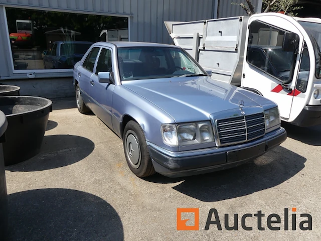 Oldtimer mercedes-benz 230 (1996-194.552 km) - afbeelding 27 van  32