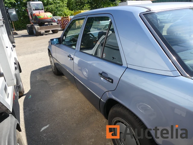 Oldtimer mercedes-benz 230 (1996-194.552 km) - afbeelding 29 van  32
