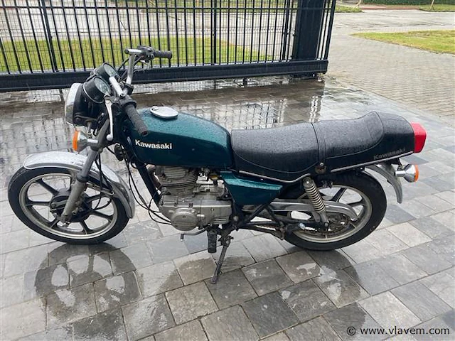 Oldtimer motorfiets, fabr. kawasaki 250 - afbeelding 1 van  6