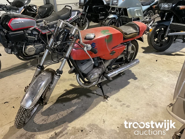 Oldtimer motorfiets - afbeelding 2 van  5