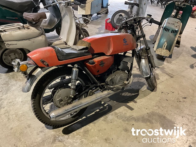 Oldtimer motorfiets - afbeelding 4 van  5
