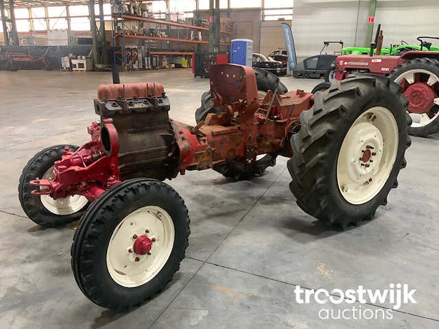 Oldtimer tractor te herstellen - afbeelding 1 van  14