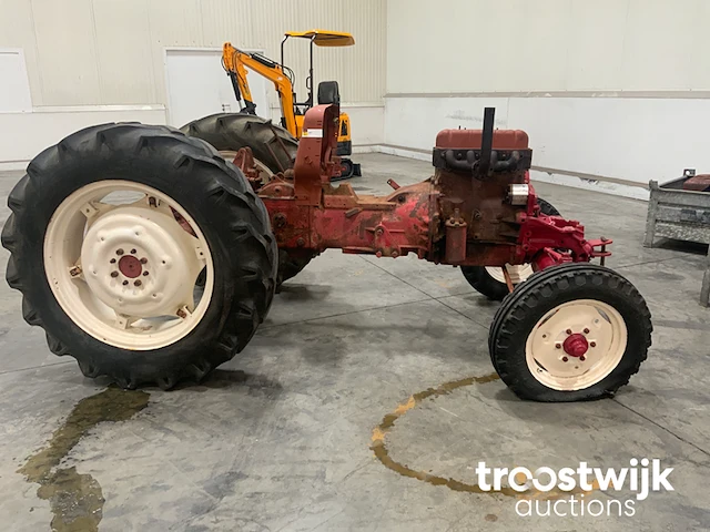 Oldtimer tractor te herstellen - afbeelding 9 van  14