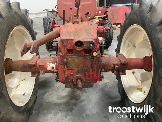 Oldtimer tractor te herstellen - afbeelding 12 van  14