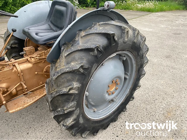 Oldtimer tractor - afbeelding 7 van  19